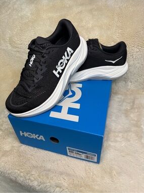 New in Box 🏃🏼‍♀️Women’s Hoka (Rincon 4) Size 8B